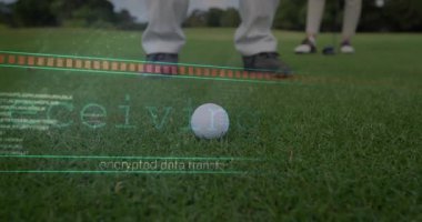 Olgun golfçüler yeşile vurmaya hazırlanıyor, golf teknolojisi tarama çizgileri, kırmızı veri blokları. Spor, teknoloji, kesinlik, açık hava, işbirliği, analiz, yenilik