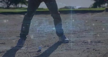 Erkek golfçü kum sığınağına giriyor, spor teknolojisini veri şebekeleriyle örtüyor. Atletik, dinamik, yenilikçi, açık hava, performans, hassasiyet, modern