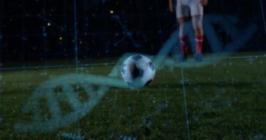 Erkek futbolcu gece sahasında top sürüyor, spor teknolojileri ve yörünge eğrileri sergiliyor. Atletik, yenilik, dijital, teknoloji, rekabet, eğitim, modern