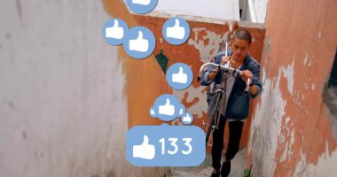 Bisikletle dar geçitlere tırmanan, sosyal medyayı simgeler gibi vurgulayan bir adam. Macera, şehir keşfi, dinamik, esneklik, gençlik, açık hava aktivitesi, modern