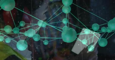 Siber güvenlik temalı akıllı telefonu elinde tutan orta yaşlı bir kadın ağ düğümlerini ve yüzen kodları karıştırıyor. Teknoloji, dijital, siber güvenlik, veri, ağ, soyut, geleceksel