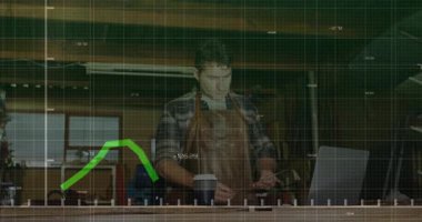 Erkek zanaatkar çalışma masasında tableti inceliyor, canlı finansal çizelge ölçülerini örtüyor. Sanatçı, çalışma alanı, modern, işçilik, araçlar, yenilik, üretkenlik