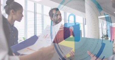 İki meslektaş açık planlı ofiste veri korumayı tartışıyor, asma kilit HUD ve çizelgeleri var. Teknolojik, işbirliği, fütüristik, iş, profesyonellik, modern, analitik