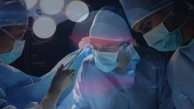 Cerrahlar ameliyathanede cerrahi ışıkların altında, animasyon HUD grafikleri ve ölçümlerle ameliyat ediyorlar. Tıbbi, cerrahi, yüksek teknoloji, takım çalışması, sağlık, yenilik, hassasiyet