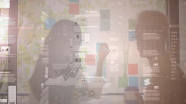 Cam bölmede işbirliği yapan iki profesyonel, neon teknolojili veri grafikleriyle yapışkan notlar kullanıyorlar. İşbirliği, yenilik, beyin fırtınası, modernlik, takım çalışması, veri görselleştirme, üretkenlik