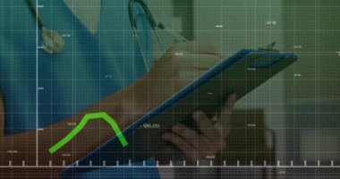 Klinikte elinde tablet ve steteskop bulunan erkek doktor yeşil çizgi grafiğini inceliyor. Tıbbi, teknoloji, sağlık, analitik, profesyonel, modern, dijital