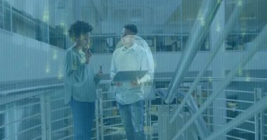 İki meslektaş, yükseltilmiş yürüme yolunda finansal teknoloji sunuyor. NFT bozuk paranın havada yüzdüğünü gösteriyor. Profesyonel, işbirliği, yenilik, modern, gelecekçi, ağ oluşturma, büyüme