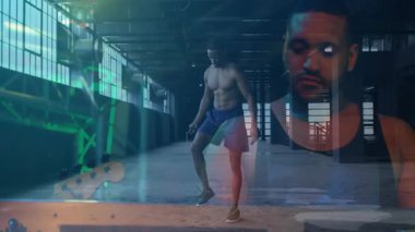 Endüstriyel spor salonunda ip atlama egzersizi yapan adam spor istatistikleriyle iki kez üst üste binmiş. Dinamik, fitness, atletizm, iç gözlem, endüstriyel, modern, güç