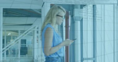 Modern ofisteki akıllı telefondaki verileri analiz eden kadın, cam penceredeki animasyon finansal çizelgelerle. Profesyonel, minimalist, fütürist, çalışma alanı, teknoloji, üretkenlik, kurumsal