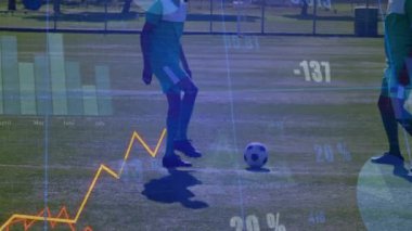 Futbol oyuncusu sahada topu kontrol ediyor, spor analitik çizgisi grafikleri ve sayısal üstüste bindirmeleriyle. Atletik, rekabet, dijital, performans, açık hava, strateji, motivasyon