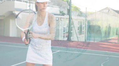 Kadın tenisçi dışarıda raket tutuyor, dijital ağ küresi grafiğini entegre ediyor. Atletizm, spor, eğlence, teknoloji, yenilik, canlılık, hareket