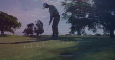 Erkek golfçü golf sahasında, canlı finans çizelgeleri ve borsa sembollerini birleştiriyor. Sporcu, spor, teknoloji, yatırım, analiz, rekabetçi, profesyonel