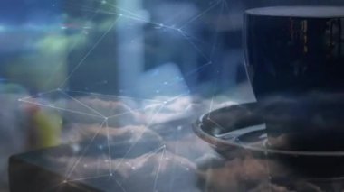 Koyu kahve fincanı ahşap masada oturuyor, dizüstü bilgisayarla bağlantı kuran dijital ağ hatları parlıyor. Teknoloji, çalışma alanı, dijital, modern, yenilik, ağ, iş