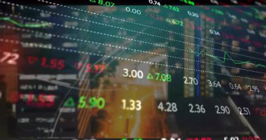 Bulanık gece yolu üzerinde yüzen borsa numaraları yeşil üçgen oklar gösteriyor. Finans, analitik, teknoloji, kentsel, fütüristik, veri görselleştirme, gece manzarası