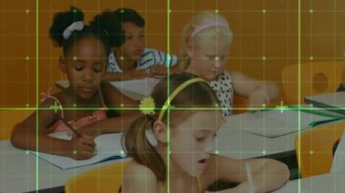 Beyaz masalarda yazı yazan ilkokul öğrencileri öğrenmeyi animasyon kalem ve defter simgeleriyle gösteriyorlar. Eğitim, sınıf, çocukluk, yaratıcılık, okur yazarlık, takım çalışması, akademik