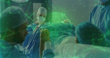 Hastanede ameliyat yapan cerrahi ekip, küresel yeşil holografik ağı gösteriyor. Tıbbi, takım çalışması, yenilik, sağlık, teknoloji, kesinlik, işbirliği