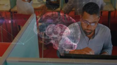 Teknoloji çalışma alanındaki monitörlere odaklanan yazılım mühendisi holografik beyin örtüsü yansıtıyor. İşbirliği, yenilik, dijital, fütürizm, profesyonel, ağ oluşturma, modernlik