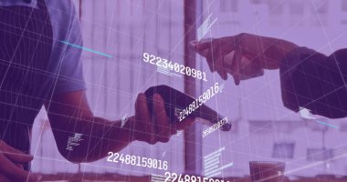 Akıllı telefondan ödeme yapan farklı insanların veri işleme görüntüsü. küresel finansman, bilgisayar ve dijital arayüz kavramı dijital olarak oluşturulmuş görüntü.