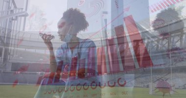 Akıllı telefon kullanan Afro-Amerikan doktor üzerinden finansal verilerin ve virüs hücrelerinin görüntüsü. Koronavirüs covid 19 salgını sırasında dijital olarak üretilen görüntü sırasında küresel sağlık ve tıp.