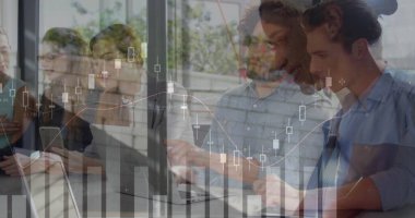 Dizüstü bilgisayar kullanarak çeşitli iş adamlarının finansal veri işleme görüntüsü. küresel iş, finans, veri işleme ve teknoloji konsepti dijital olarak oluşturulmuş görüntü.