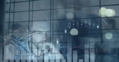 Kafkasyalı iş adamları üzerindeki finansal veri işleme görüntüsü. global business, finans, data işleme ve dijital arayüz kavramı dijital olarak oluşturuldu.