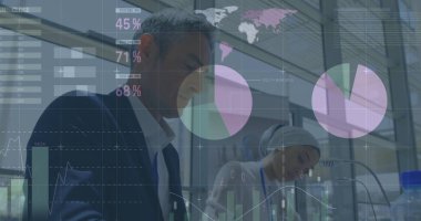 Ofisteki çeşitli iş adamlarının veri işleme görüntüsü. küresel iş, finans, bağlantılar ve dijital arayüz konsepti dijital olarak oluşturulmuş görüntü.