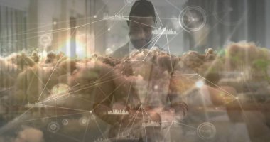 Afro-Amerikan iş adamının veri işleme görüntüsü. küresel spor ve dijital arayüz kavramı dijital olarak oluşturulmuş görüntü.