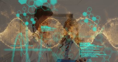 Kafkasyalı erkek ve kadın doktor üzerinde veri işleme ve DNA ipliği. küresel tıp, araştırma, sağlık, dijital arayüz ve veri işleme kavramı dijital olarak oluşturulmuş görüntü