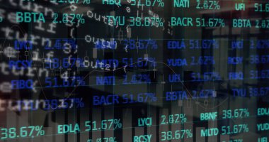 Boş ofis üzerinden finansal veri işleme resmi. küresel finansman, bilgisayar ve dijital arayüz kavramı dijital olarak oluşturulmuş görüntü.