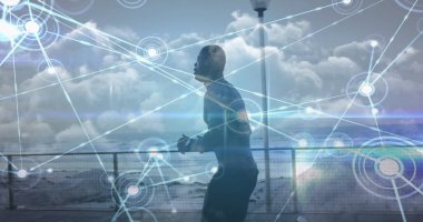 Afrika kökenli Amerikalı bir adamın iletişim ağı görüntüsü var. Küresel bağlantılar, refah, zindelik ve sağlıklı yaşam tarzı konsepti dijital olarak oluşturuldu.