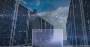 Hacker, bilgisayar sunucuları ve Kafkasyalı iş adamının veri işleme görüntüsü. küresel internet güvenliği, veri işleme ve dijital arayüz konsepti dijital olarak oluşturulmuş görüntü.