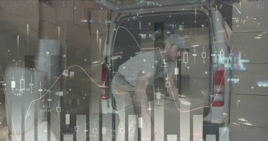 Kafkas erkek kurye ve paketlerin üzerindeki finansal grafikler. iş, finans ve dağıtım hizmetleri kavramı dijital olarak oluşturulmuş görüntü.