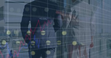 Çeşitli iş adamlarının yürümesi üzerine veri işleme görüntüsü. Küresel iş ve dijital arayüz kavramı dijital olarak oluşturulmuş görüntü.