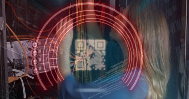 Beyaz kadın çalışanın sunucu odasında veri işleme görüntüsü. Küresel iş ve dijital arayüz kavramı dijital olarak oluşturulmuş görüntü.