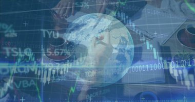 Ofisteki çeşitli iş adamları üzerinde finansal veri işleme ve küreye ait görüntüler. küresel iş, finans ve veri işleme kavramı dijital olarak oluşturulmuş görüntü.