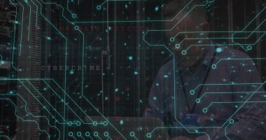 Dijital asma kilit görüntüsü ve beyaz erkek programcı üzerinde entegre devre. küresel internet güvenliği, veri güvenliği ve dijital arayüz konsepti dijital olarak oluşturulmuş görüntü.