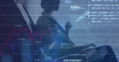 Beyaz iş adamı ve belge okuyan iş kadını hakkında istatistiksel veri işleme. iş verileri ve analitik teknoloji kavramı