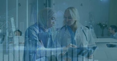 İki farklı kadın doktorun veri işleme görüntüsü. küresel bilim, bağlantılar, veri işleme ve dijital arayüz kavramı dijital olarak oluşturuldu.