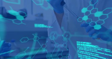 Laboratuvardaki çeşitli bilim adamları üzerinde veri işleme ve kimyasal formülün resmi. küresel bilim, teknoloji ve dijital arayüz kavramı dijital olarak oluşturulmuş görüntü.