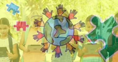 Rengarenk yapboz parçaları ve tablet kullanan çocukların elleri üzerinde olan bir dünya. otizm, öğrenme güçlüğü, destek ve farkındalık kavramı dijital olarak oluşturulmuş görüntü.