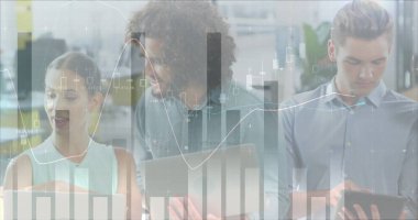 Çeşitli ofis arkadaşlarıyla ilgili istatistiksel veri işleme elektronik cihazlar kullanarak ve tartışarak. iş verileri ve analitik kavramı