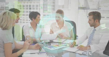 Toplantı odasında tartışan bir grup farklı iş adamına karşı saat işliyor. iş verileri ve analitik teknoloji kavramı