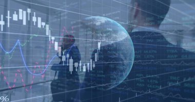 İki farklı iş adamının finansal veri işleme görüntüsü. Küresel iş, finans, veri işleme ve dijital arayüz kavramı dijital olarak oluşturuldu.