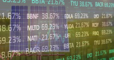Güneş paneli üzerinden finansal veri işleme görüntüsü. küresel iş, finans ve dijital arayüz kavramı dijital olarak oluşturulmuş görüntü.