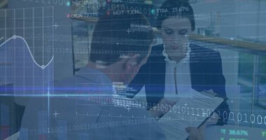 İş adamları üzerinde finansal veri işleme görüntüsü. global business, finans, data işleme ve dijital arayüz kavramı dijital olarak oluşturuldu.