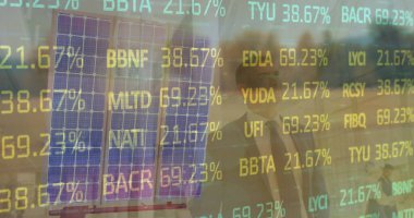 Güneş paneli üzerinden borsa ve çeşitli iş adamlarının görüntüsü. küresel iş, finans ve dijital arayüz kavramı dijital olarak oluşturulmuş görüntü.