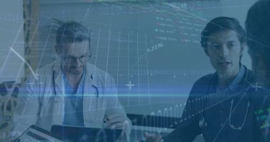 Çeşitli doktor gruplarının veri işleme görüntüsü. küresel bilim, bağlantılar, veri işleme ve dijital arayüz kavramı dijital olarak oluşturuldu.