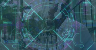 Afro-Amerikan iş adamının veri işleme ve tarama görüntüsü. küresel iş, bilgisayar ve dijital arayüz kavramı dijital olarak oluşturulmuş görüntü.