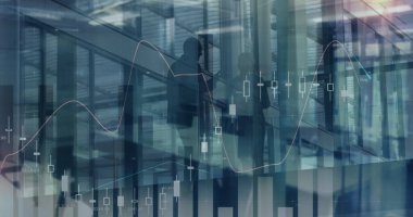 Yürüyen insanlar üzerinde finansal veri işleme görüntüsü. Küresel iş, finans, veri işleme ve dijital arayüz kavramı dijital olarak oluşturuldu.