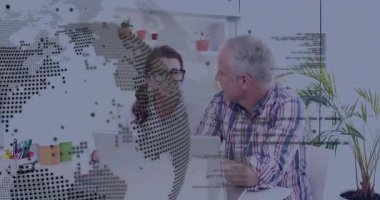 Kadın, teknoloji ofisindeki dizüstü bilgisayarlara bakıp dünya haritasını gösteren adamın yanındaki belgeyi inceliyor. Profesyonel, işbirliği, modern, çalışma alanı, yenilik, takım çalışması, dijital